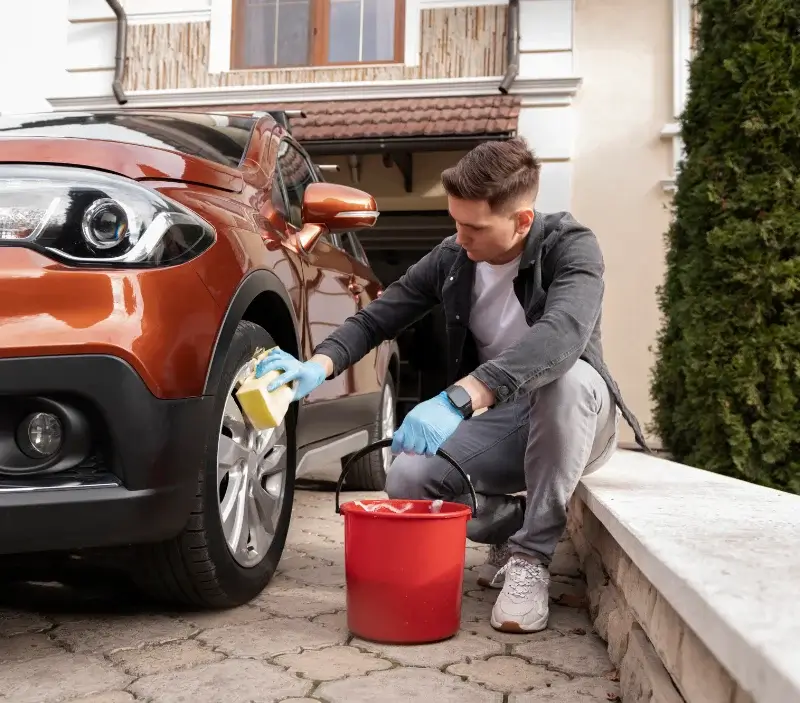 Lavage auto à domicile Latour-de-France : professionnel intervenant sur un véhicule